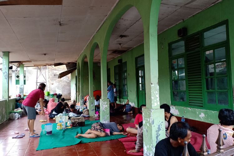 Sejumlah warga mengungsi di musholla Kelurahan Tajur, Kota Tangerang karena rumahnya dilanda banjir hingga 2 meter