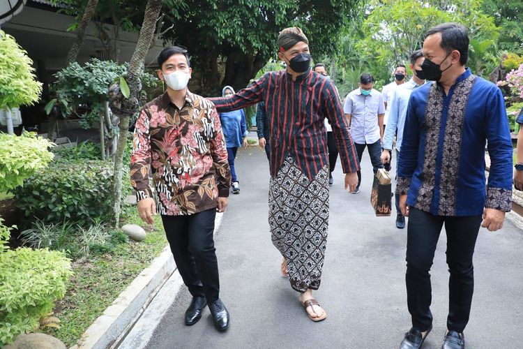 Gubernur Jawa Tengah Ganjar Pranowo didatangi Wali Kota Gibran dan Bima Arya di Puri Gedeh, Kamis (14/10/2021)