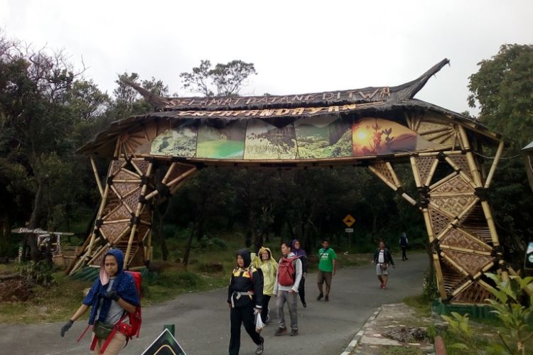 Gerbang awal pendakian ke kawah Papandayan yang juga jadi jalan menuju kawasan hutan mati dan danau Papandayan