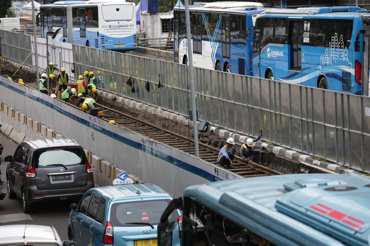 Potongan rel trem kuno sepanjang 1,4 kilometer di area proyek MRT Jakarta fase 2A di kawasan Harmoni, Jakarta Pusat, Jumat (18/11/2022). Komponen rel trem kuno yang ditemukan terdiri dari batang rel, lempengan penyambung batang rel, bantalan rel, dan batuan ballast.