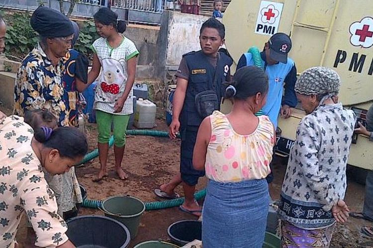 Antrian warga saat ambil air bersih dari mobil tangki air yang disiapkan PMI Kabupaten Malang, Jawa Timur, Selasa (17/9/2013).