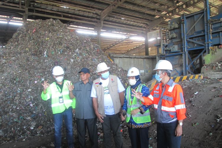 Kepala Dinas Energi dan Sumber Daya Mineral (ESDM) Provinsi Jawa Tengah Sujarwanto Dwiatmoko (tengah) meninjau  proses pengolahan sampah menjadi refuse-derived fuel (RDF) di Tempat Pembuangan Akhir (TPA) Jeruklegi, Cilacap, Senin (28/6/2022).