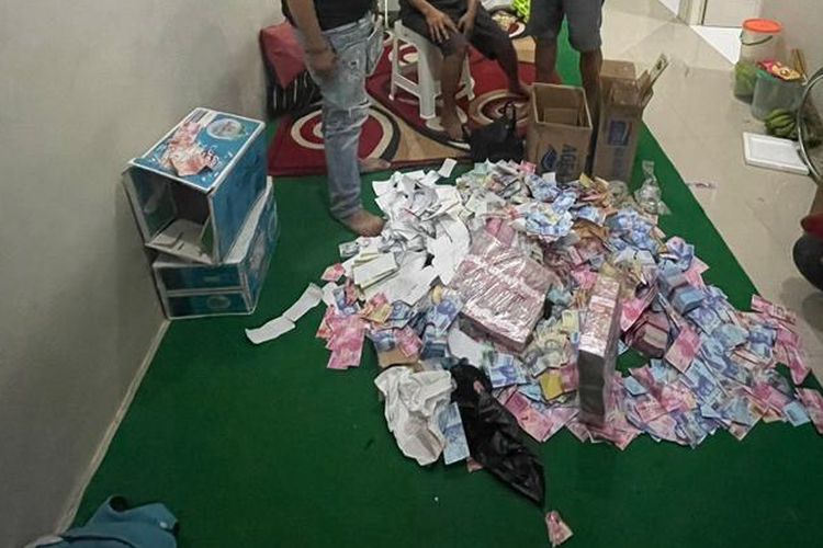 Penggerebekan yang dilakukan pihak kepolisian di rumah kontrakan dukun gadungan MY (42) alias Mulyanto di kompleks perumahan Grand Verona Regency, Bunder, Kecamatan Cerme, Gresik, Jawa Timur, Selasa (10/1/2023).
