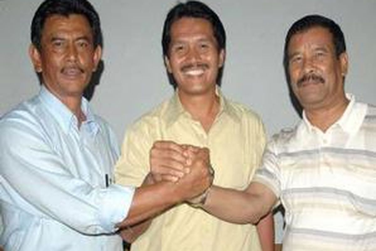 Mantan pelatih Persib Bandung, Jaya Hartono (tengah), siap jadi asisten Alfred Riedl.