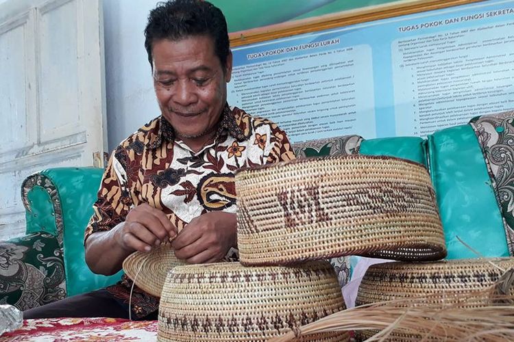 Nasir Lahay (66), seorang petani saat membuat upiah karanji, songkok khas Gorontalo.