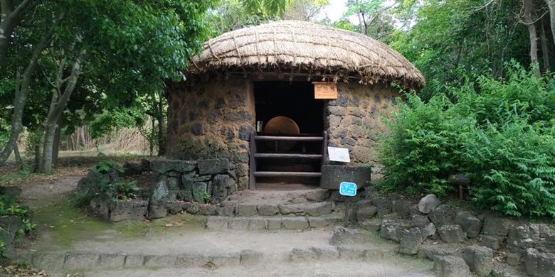 Replika rumah penggilingan di permukiman pegunungan yang ada di Jeju Folk Village, Jeju, Korea Selatan. Foto diambil 30 Mei 2017.