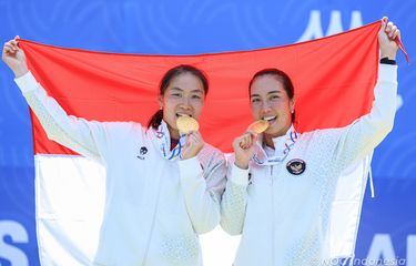 Pasangan ganda putri Tenis Tim Indonesia, Aldila Sutjiadi dan Janice Tjen, mempersembahkan medali emas kedua bagi Indonesia pada SEA Games 2025 setelah menaklukkan wakil tuan rumah Thailand, Peangtarn Plipuech/Mananchaya Sawangkaew, pada partai final ganda putri di National Tennis Development Center, Bangkok, Jumat (19/12/2025).