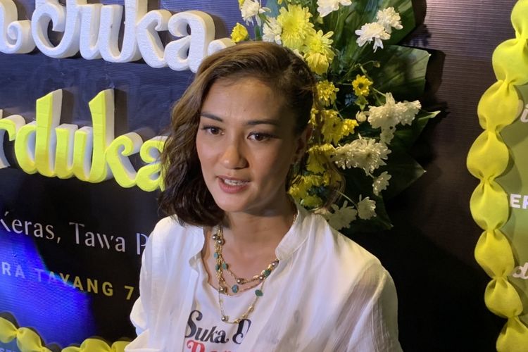 Aktris Atiqah Hasiholan saat ditemui dalam konferensi pers film Suka Duka Berduka di CGV Grand Indonesia, Jakarta Pusat, Selasa (28/6/2022).