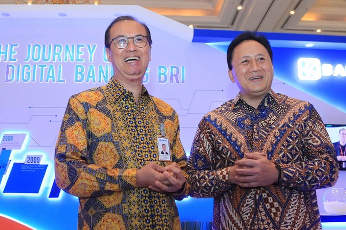 Direktur Teknologi Informasi dan Operasi Bank BRI Indra Utoyo (kiri) bersama Kepala Badan Ekonomi Kreatif RI Triawan Munaf (kanan) di sela acara IFSE 2019 di JCC Senayan, Jakarta, Senin (23/9)