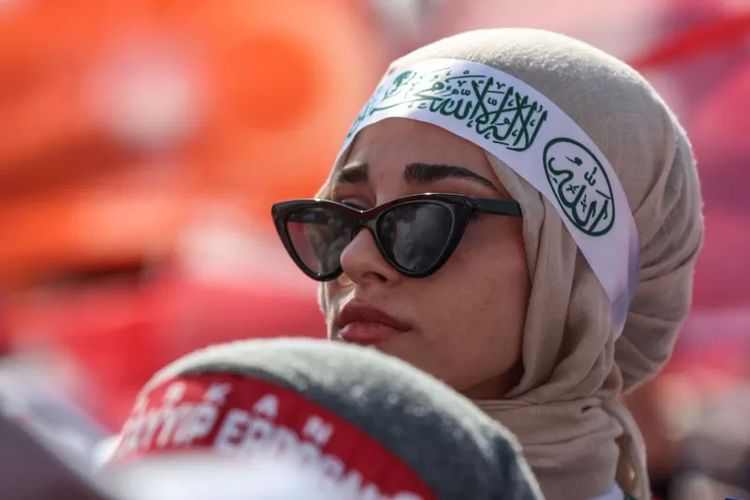 Penggunaan jilbab sebelumnya dilarang di sejumlah universitas dan tempat-tempat pelayanan publik di Turkiye.