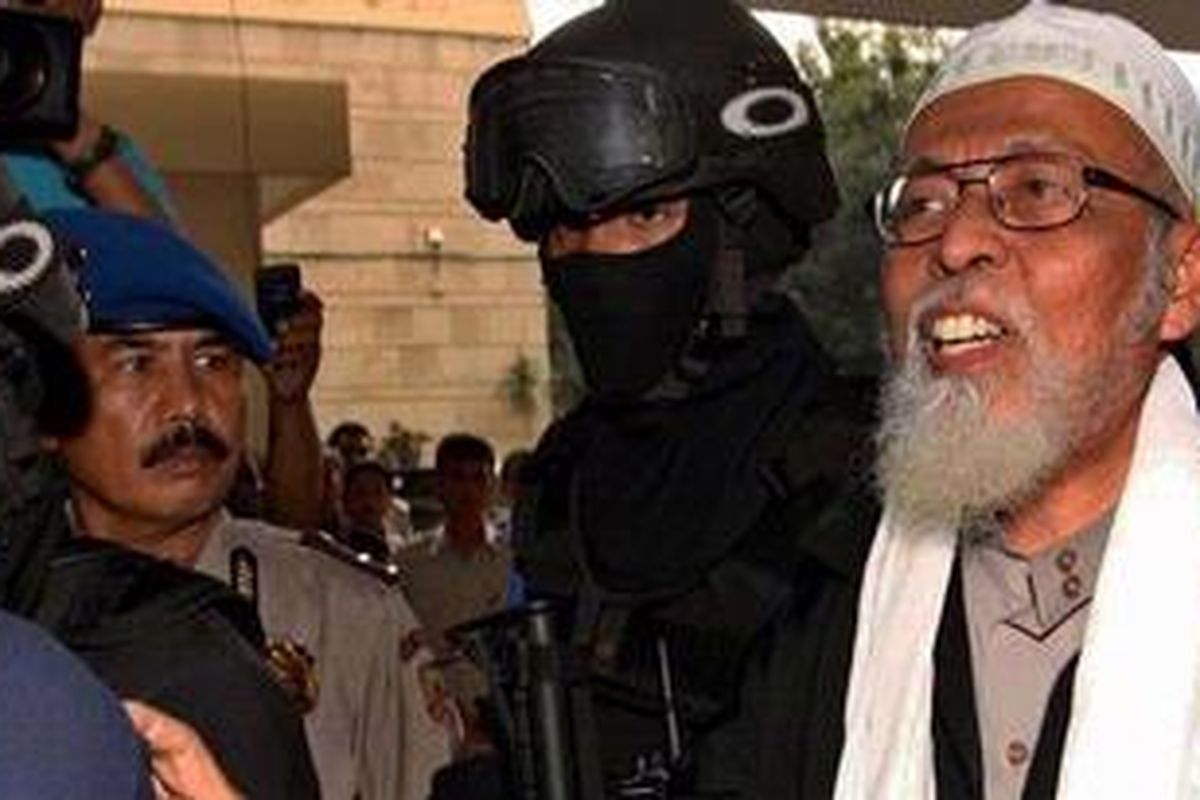 Amir Jamaah Anshorut Tauhid Abu Bakar Baasyir, dikawal petugas Densus 88 memasuki Bareskrim Mabes Polri, Senin (9/8/2010). Baasyir ditangkap karena diduga terkait pelatihan teroris di Aceh. Ada beberapa peran Baasyir yang dirilis Mabes Polri, salah satunya dia diduga mengetahui semua rangkaian aksi terorisme dari Aceh hingga Bandung. 