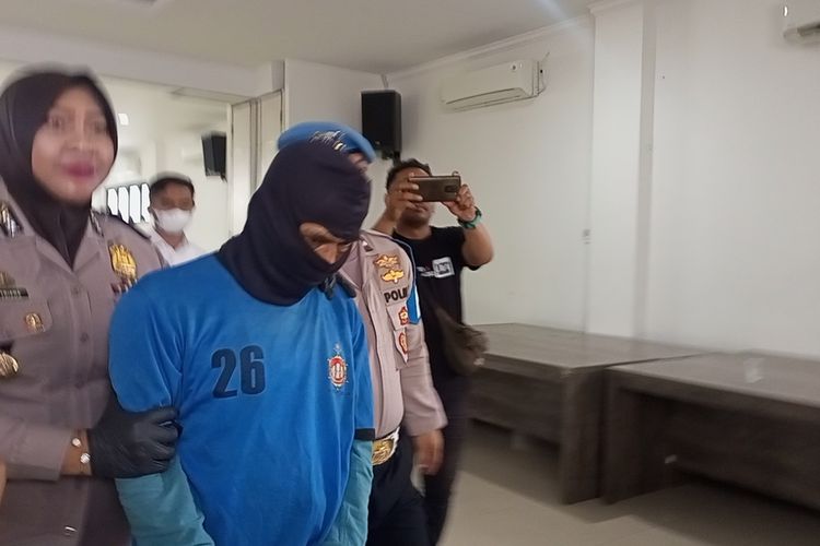 AS als IR (49) pelaku pembunuhan mayat penuh luka saat digelandang polisi di Mapolres Bogor, Cibinong, Kabupaten Bogor, Jawa Barat, Senin (26/12/2022).