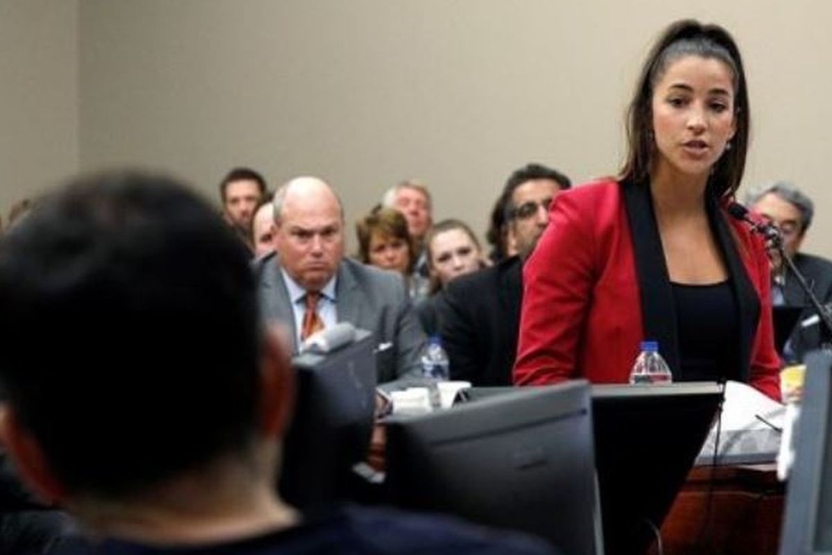 Mantan atlet gimnastik Aly Raisman memberi kesaksian di pengadilan dalam kasus pelecehan seksual oleh Larry Nassar.