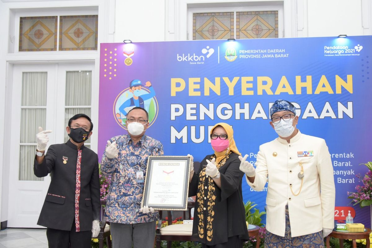 Gubernur Jabar Ridwan Kamil saat menerima dua penghargaan dari MURI di Gedung Pakuan, Kota Bandung, Kamis (1/4/2021).
