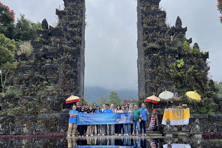 Potret Kompas.com bersama peserta Press Tour Kementerian Pariwisata dan Ekonomi Kreatif di gerbang ikonis Handara Golf & Resort, Jumat (9/8/2024). 