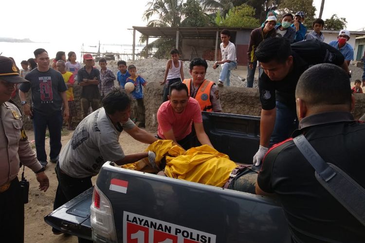 Suhendra terduga pelaku pencurian motor ditemukan tewas mengambang diperairan sungai Musi, usai melompat dari atas jembatan Musi II Palembang. Jenazah Suhendra kini dibawa ke Rumah Sakit Bhayangkara Palembang, untuk dilakukan autopsi, Minggu (12/8/2018)