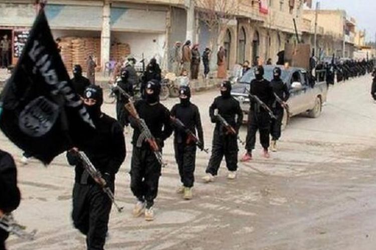 Pasukan ISIS berpawai di Raqqa, Suriah.