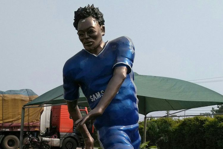 Patung pemain Persib Bandung, Michael Essien, di kota Accra, Ghana.