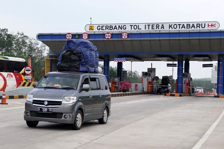 Total 869.996 kendaraan melintasi ruas-ruas JTTS yang dikelola Hutama Karya sejak 15-19 April, angka tersebut naik 32,9 persen dibanding VLL Normal, Kamis (20/4/2023). 