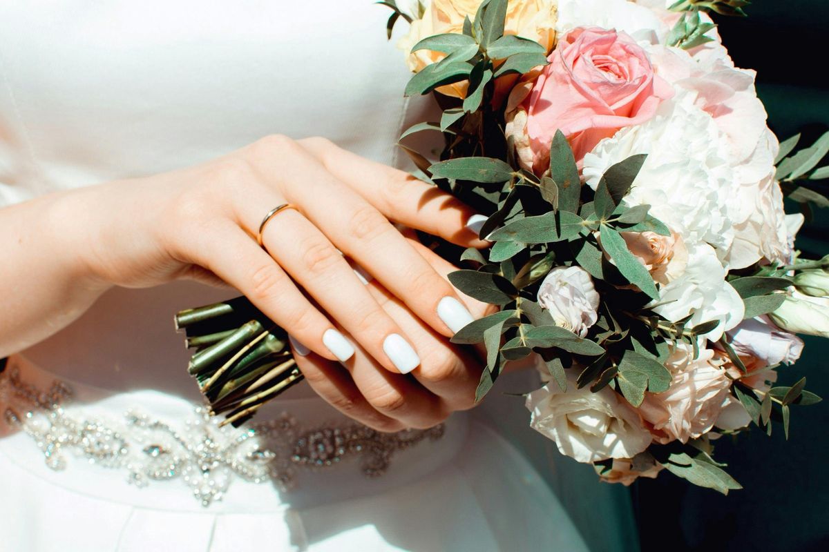 Tips memilih cincin tunangan untuk pasangan yang ingin menikah.