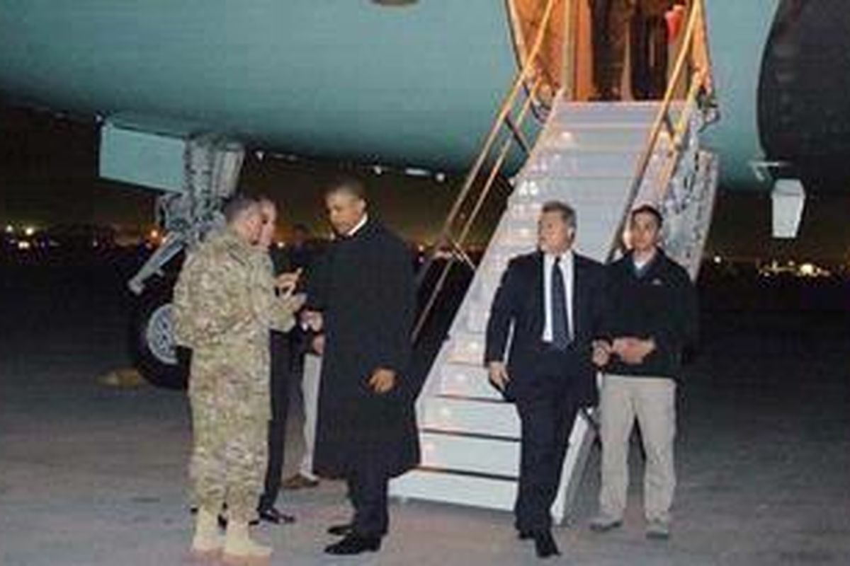 Presiden AS Barack Obama disambut Letnan Jenderal Curtis Scaparrotti (kiri) dan Dubes AS untuk Afganistan Ryan Crocker saat tiba di Pangkalan Udara Bagram, di Afganistan, Selasa (1/5/2012). Obama melakukan kunjungan mendadak ke negara itu tepat setahun kematian Osama bin Laden.