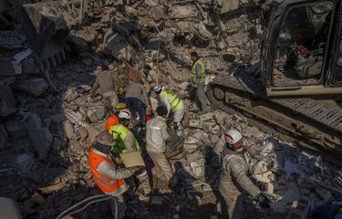 Anggota tim operasi pencarian dan penyelamatan bekerja menggali puing-puing di zona gempa di Antakya, Turkiye, Minggu (12/2/2023).