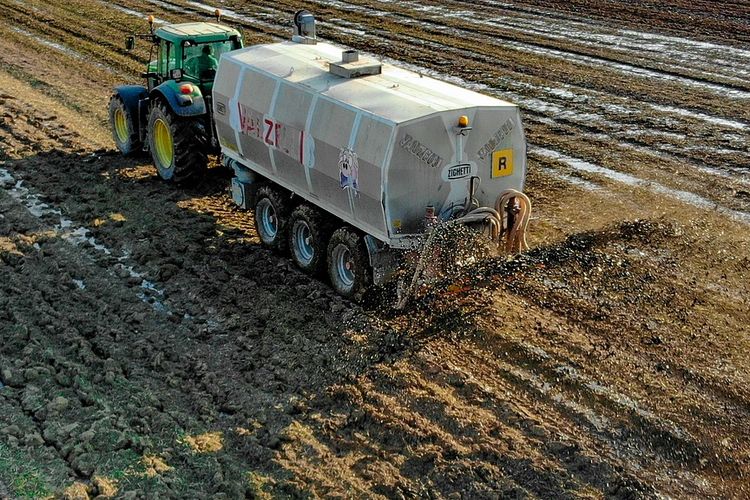 Penggunaan pupuk kimia cair untuk menyuburkan lahan pertanian