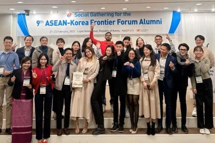 Deris Nagara (ke-2 dari kanan bawah) di ajang ASEAN-Korea Frontier Forum Alumni ke-9 di Korea Selatan.