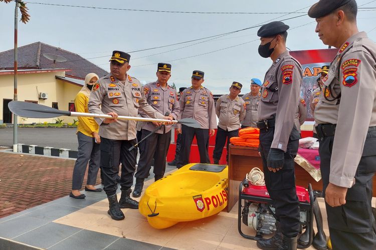 Kapolres Salatiga AKBP Indra Mardiana mengecek kesiapan prasarana penanganan bencana.