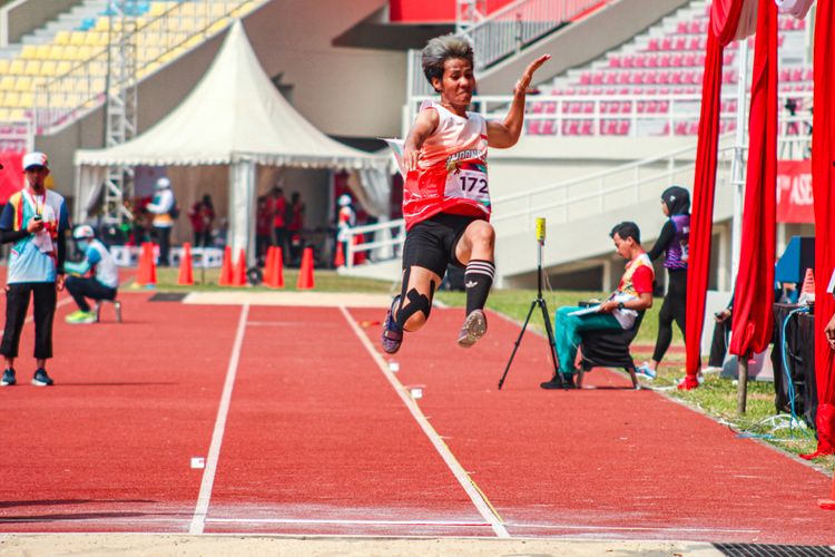 Atlet para lompat jauh Indonesia, Rica Oktavia, berhasil meraih medali emas ASEAN Para Games 2022 di Stadion Manahan, Solo, Selasa (2/8/2022).