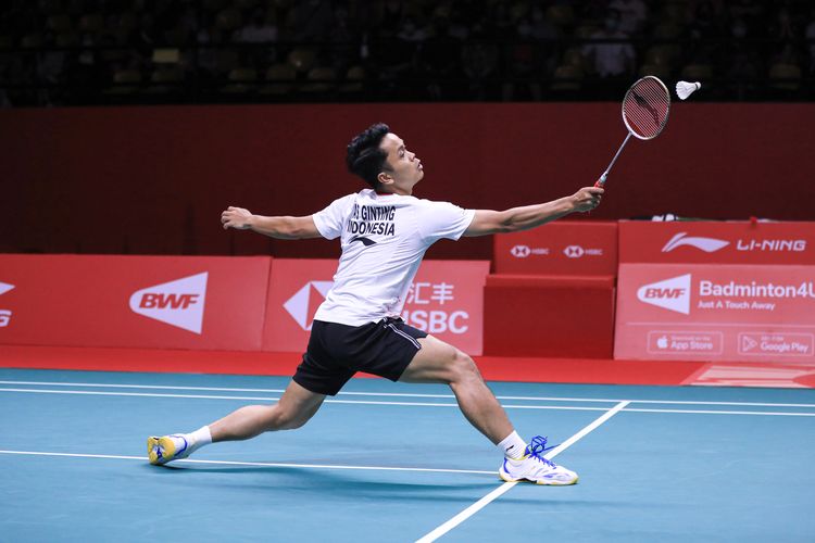 Tunggal putra Anthony Sinisuka Ginting saat melawan Jonatan Christie pada laga pertama fase Grup B BWF World Tour Finals 2022 di Nimibutr Arena, Bangkok, Thailand, Rabu (7/12/2022). Anthony Sinisuka Ginting menang 6-21, 21-10, 21-9.  Terkini, Anthony Ginting berhasil memetik kemenangan atas Loh Kean Yew pada laga terakhir fase grup BWF World Tour Finals 2022, Jumat (9/12/2022). 