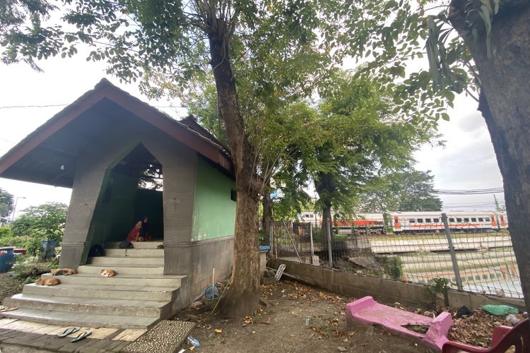 Ponten umum milik Jasa Tirta 1 yang dikelola warga Ngagel, Surabaya, Tumini sejak 2010, Jumat (4/7/2025)