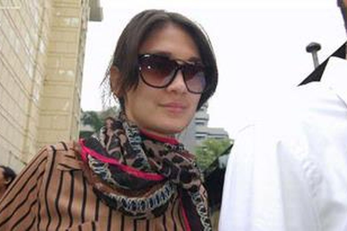 Artis, Luna Maya, mendampingi Nazriel Irham atau Ariel keluar dari Mabes Polri, Jakarta Selatan, Rabu (20/10/2010). Ariel diserahkan kepada Kejaksaan Negeri Bandung setelah berkas penyelidikan dinyatakan lengkap atau P-21. Sidang kasus Ariel sendiri akan digelar di Bandung.