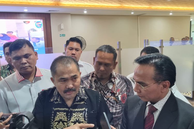 Kuasa hukum keluarga anggota Polres Samosir, Bripka Arfan Saragih (AS) Kamaruddin Simanjuntak di Lobi Bareskrim, Mabes Polri, Jakarta, Rabu (31/5/2023).