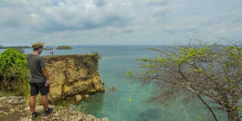 Pantai Pink di Kabupaten Lombok Timur, Nusa Tenggara Barat.