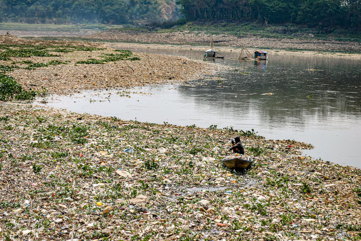 Kemarau panjang imbas fenomena El Nino mengakibatkan permukaan air di Sungai Citarum dan Waduk Saguling surut, Rabu (18/10/2023).