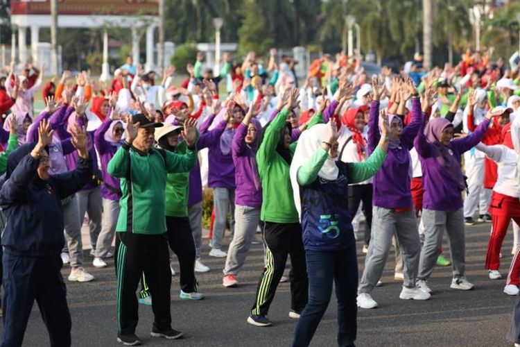 Pelaksanaan Senam Bersama dalam rangka HUT BPJS Kesehatan Ke-55 di Griya Agung
Palembang, Jumat (14/7/2023).