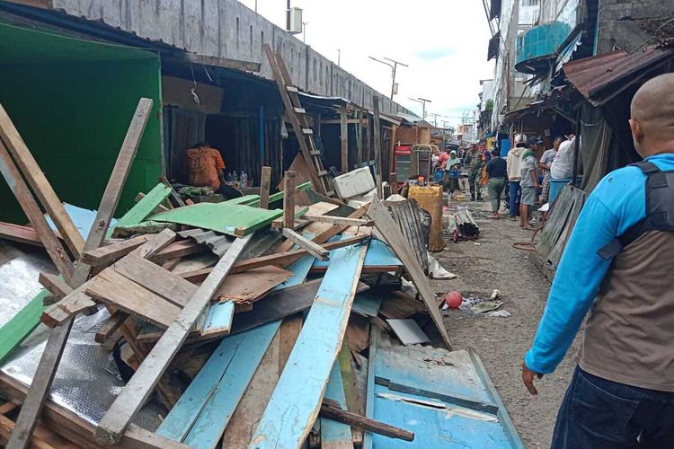Ratusan kios dan lapak di bekas Pasar Lama, kecamatan Sirimau, Ambon dibongkar petugas Satpol PP Pemerintah kota Ambon, Jumat sore (3/2/2023)