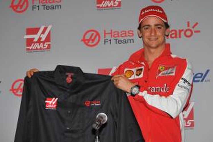 Pebalap Meksiko, Esteban Gutierrez, memamerkan jaket barunya dalan konferensi pers saat pengumuman bahwa dia resmi menandatangani kontrak dengan tim Haas untuk musim depan di Soumaya Museum, Mexico City, Jumat (30/10/2015).