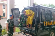 Oknum Paspampres Pembunuh Imam Masykur Tiba di Pengadilan Militer, Pakai Baju Tahanan Sambil Tenteng Seragam TNI