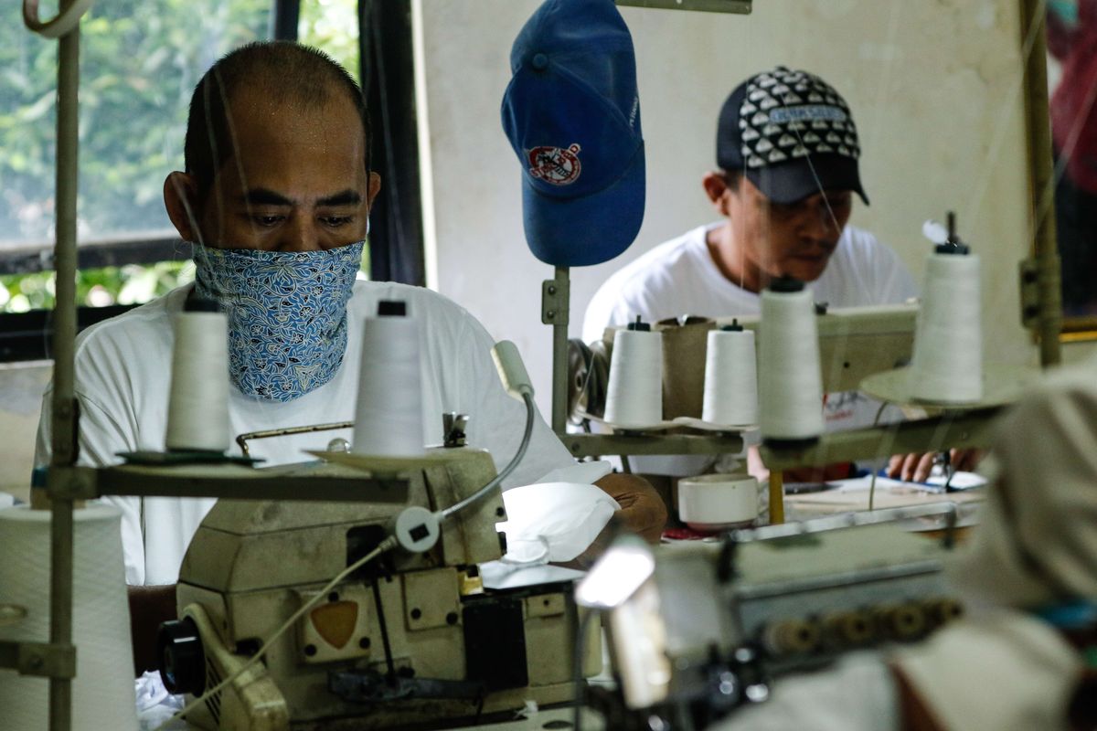 contoh kegiatan produksi, contoh kegiatan produksi adalah, apa yang dimaksud dengan kegiatan produksi, kegiatan produksi adalah. Produksi alat pelindung diri (APD) di Cut Nyak Konveksi Depok, Jawa Barat, Kamis (9/4/2020). Konveksi di bawah naungan Ikatan Pengusaha Muslimah Indonesia cabang Depok ini memproduksi 100 APD perhari pesanan dari berbagai rumah sakit untuk tenaga medis yang menangani pasien Covid-19.