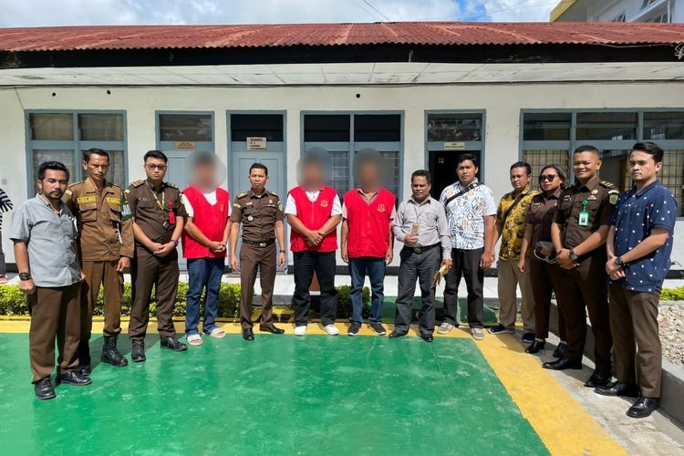 Tiga tersangka kasus korupsi pembangunan tangki septic individual di Kabupaten Malaka, diapit para Jaksa dari Kejaksaan Negeri Belu, Nusa Tenggara Timur (NTT), Kamis (9/3/2023) 