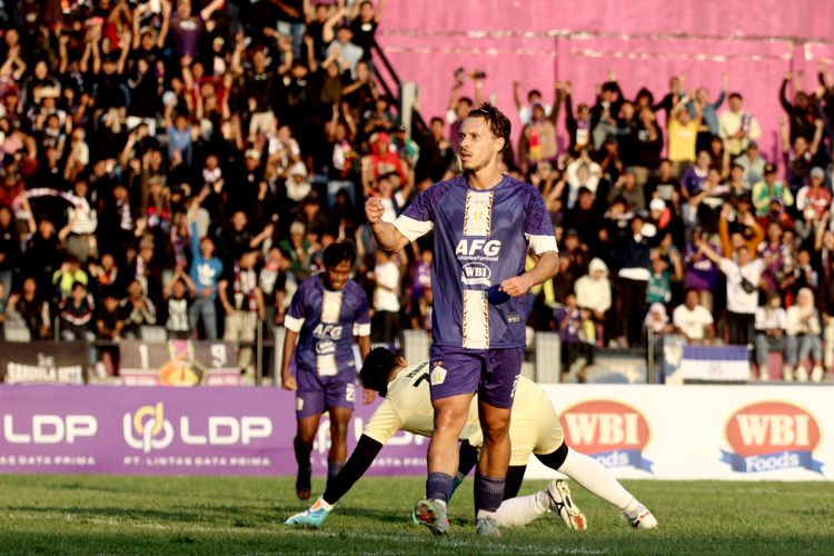 Pemain asing Persik Kediri  Syavain Atieda selebrasi usai mencetak gol saat laga ujicoba melawan melawan Asian Warrior FC dalam rangka launching tim untuk mengarungi Super League 2025-2026 di Stadion Brawijaya Kota Kediri, Minggu (19/7/2025) sore.
