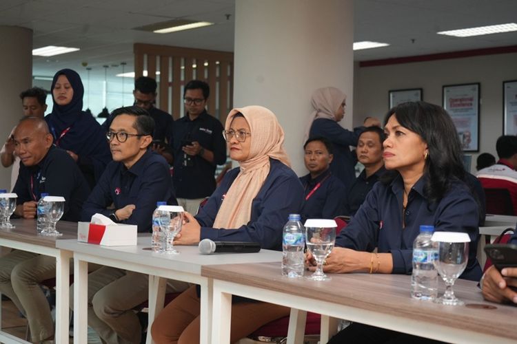 Direktur Utama Telkom Indonesia Dian Siswarini, Komisaris Independen Telkom Ira Noviarti, dan Direktur Human Capital Management Willy Saelan saat melakukan peninjauan langsung kesiapan infrastruktur dan layanan ke Posko TelkomGroup Siaga NATARU 2025/2026 di Telkom Regional III, Malang. 