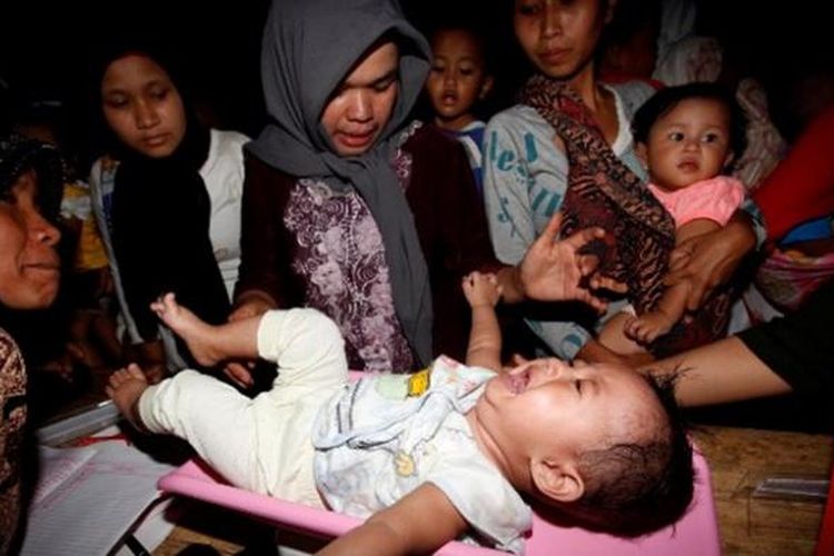 Para warga kampung Nyalindung sedang melakukan penimbangan balita dalam kegiatan Posyandu, Kamis (24/1/20113). Di kampung Nyalindung diadakan kegiatan Ayo Melek Gizi komunitas dalam rangka memeriahkan Hari Gizi Nasional yang jatuh setiap tanggal 25 Januari. 