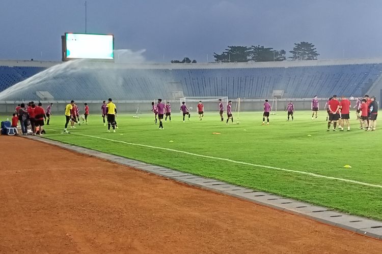 Pemain Timnas Indonesia melakukan latihan di Stadion Si Jalak Harupat pada Selasa (31/5/2022) untuk menghadapi Bangladesh dalam FIFA Matchday di Stadion Si Jalak Harupat, Rabu (1/6/2022). 