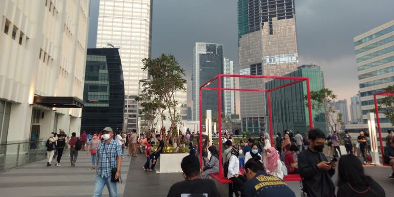 Akhir pekan, Skydeck Sarinah ramai dikunjungi warga yang ingin menghabiskan waktu di Mal modern pertama di Indonesia itu, Minggu (27/3/2022).