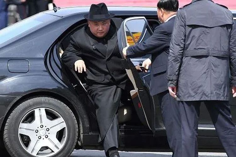 Kim Jong Un kerap tampak menggunakan kendaraan mewah.