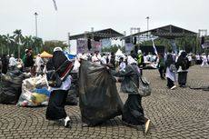 Massa Reuni 212 Bantu Bersihkan Sampah di Monas