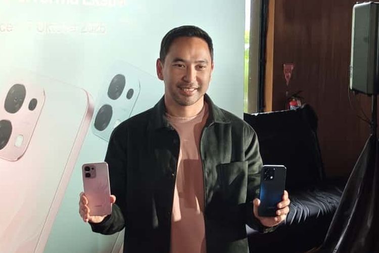 Head of PR Oppo Indonesia, Arga Bima Simanjuntak menggenggem Oppo A6 Pro dalam acara peluncuran Oppo A6 Pro di Inner Circle SCBD, Jakarta Selatan, Selasa (7/10/2025).